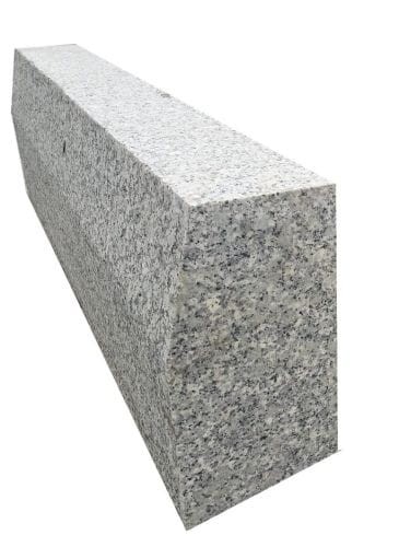 Krawężnik granitowy 15x30 cm ze skosem góra płomieniowana