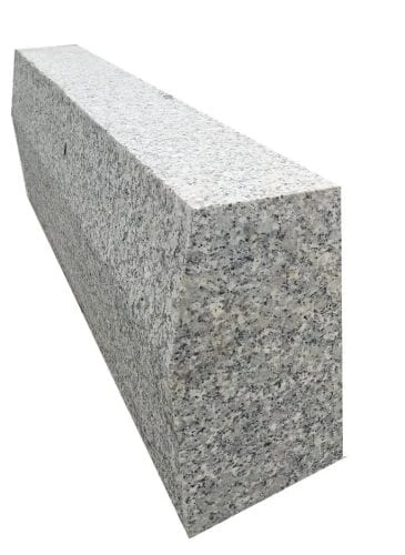 Krawężnik granitowy 15x30 cm ze skosem góra płomieniowana