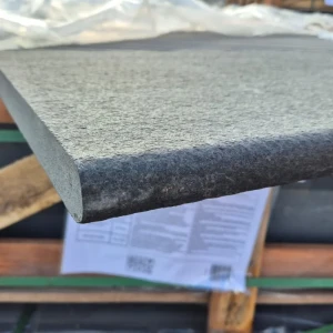 Stopnica Płomieniowana G690 Bazalt polerowana bullnose 160x40x3 cm  (1).webp