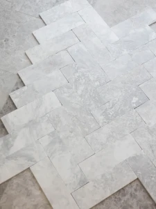 Płytka marmurowa Bębnowana Szlifowana Royal White 10x30,5x1 cm