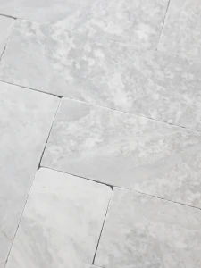 Płytka marmurowa Bębnowana Szlifowana Royal White 10x30,5x1 cm