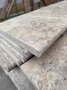 Trawertyn Parapet / Stopnica kamienna Silver Latte Greige Bębnowany 135x35x3 cm Bullnose