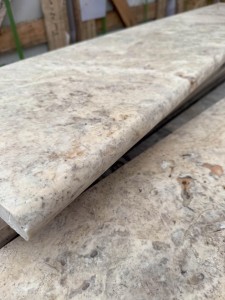 Trawertyn Parapet / Stopnica kamienna Silver Latte Greige Bębnowany 135x35x3 cm Bullnose