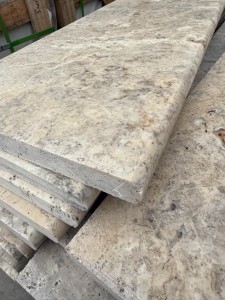 Trawertyn Parapet / Stopnica kamienna Silver Latte Greige Bębnowany 135x35x3 cm Bullnose