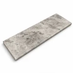 Trawertyn Parapet / Stopnica kamienna Silver Latte Bębnowany 135x33x2 cm Bullnose - wizualizacja AI