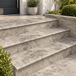 Trawertyn Parapet / Stopnica kamienna Silver Latte Bębnowany 135x33x2 cm Bullnose - wizualizacja AI